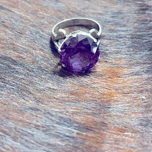 Size 8 sterling silver ring w purple stone